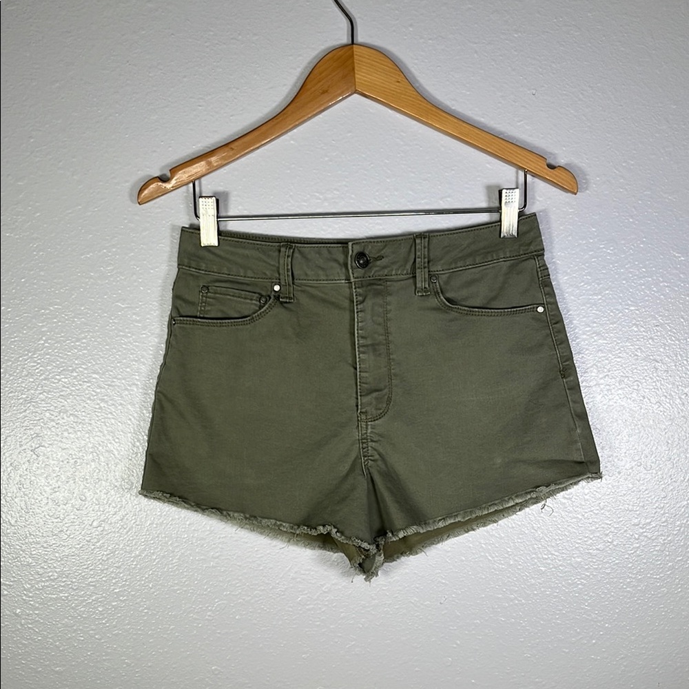 Olive green highwaisted neutral olive green frayed hem stretchy shorts 28 casual